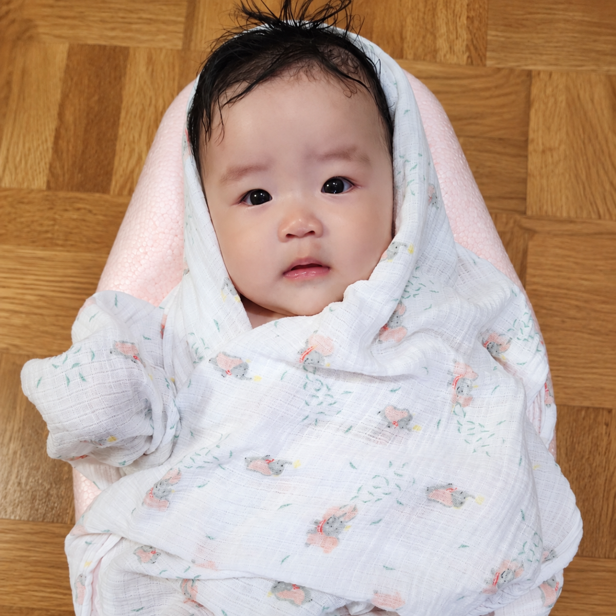 エイデンアンドアネイのおくるみを使用している赤ちゃん